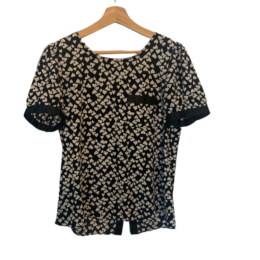 I Z Byer Black and White Heart Blouse with Full Button Back Women’s Size…